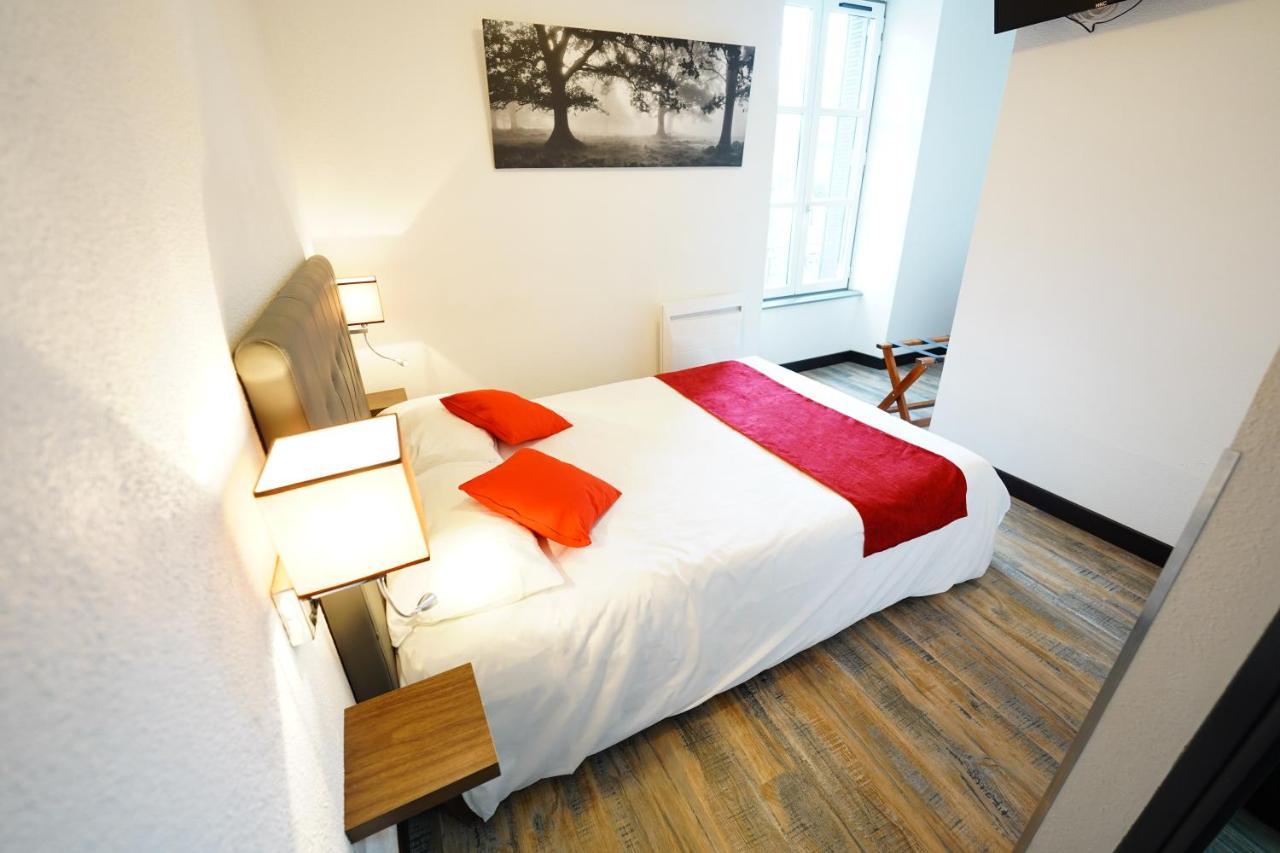 Logis Hotel Le Relais Des Remparts Allanche Eksteriør bilde