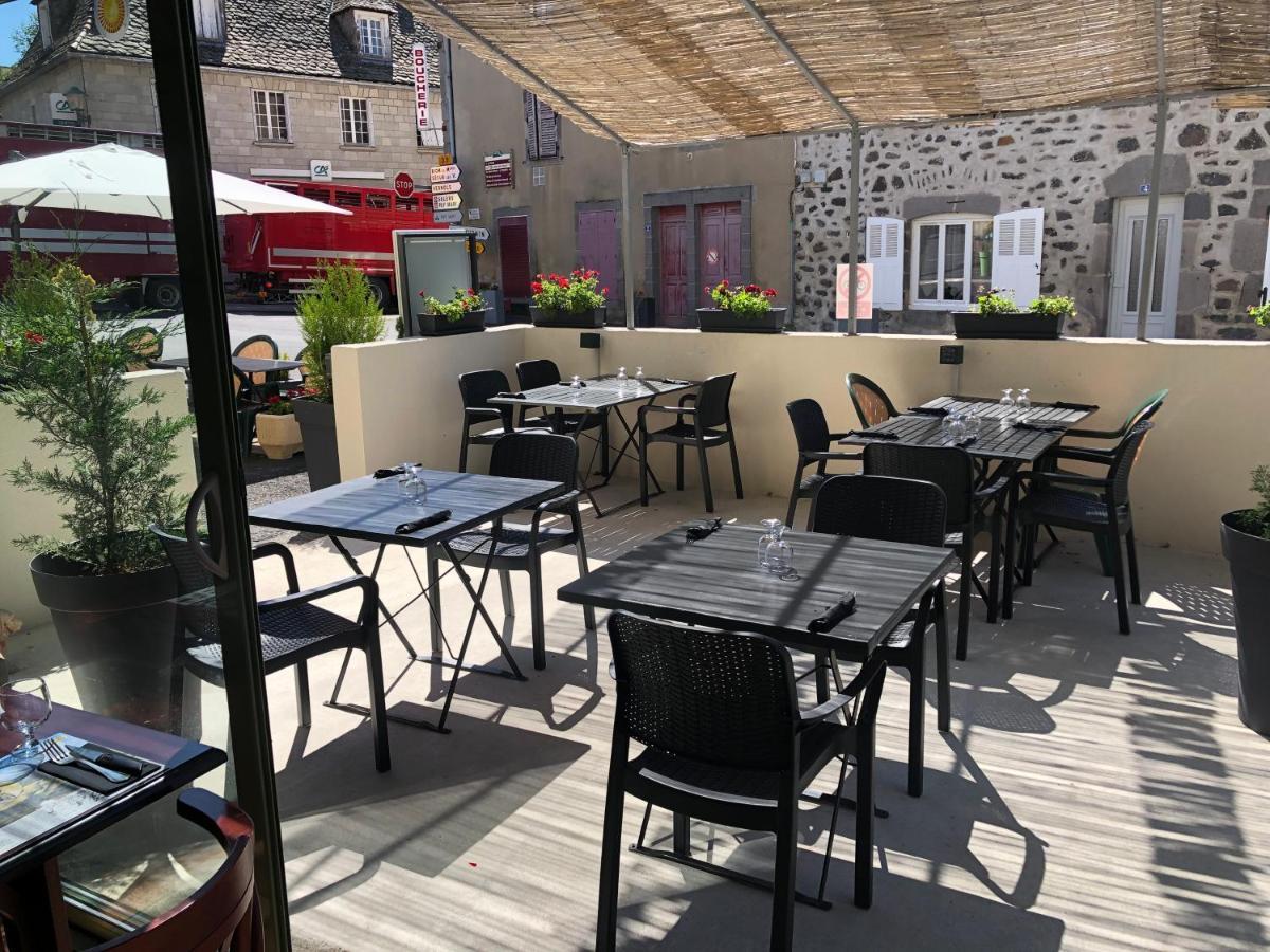 Logis Hotel Le Relais Des Remparts Allanche Eksteriør bilde